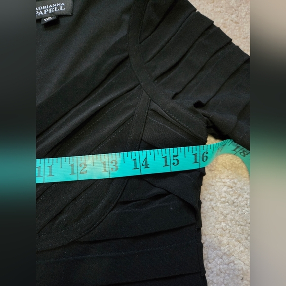 ADRIANNA PAPELL ruched black vneck midi dress with half sleeves. Size 4 - Picture 10 of 11